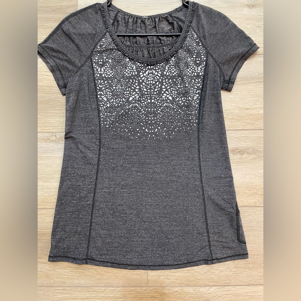Women's Lululemon Run Wild Gray Short sleeve top size 6